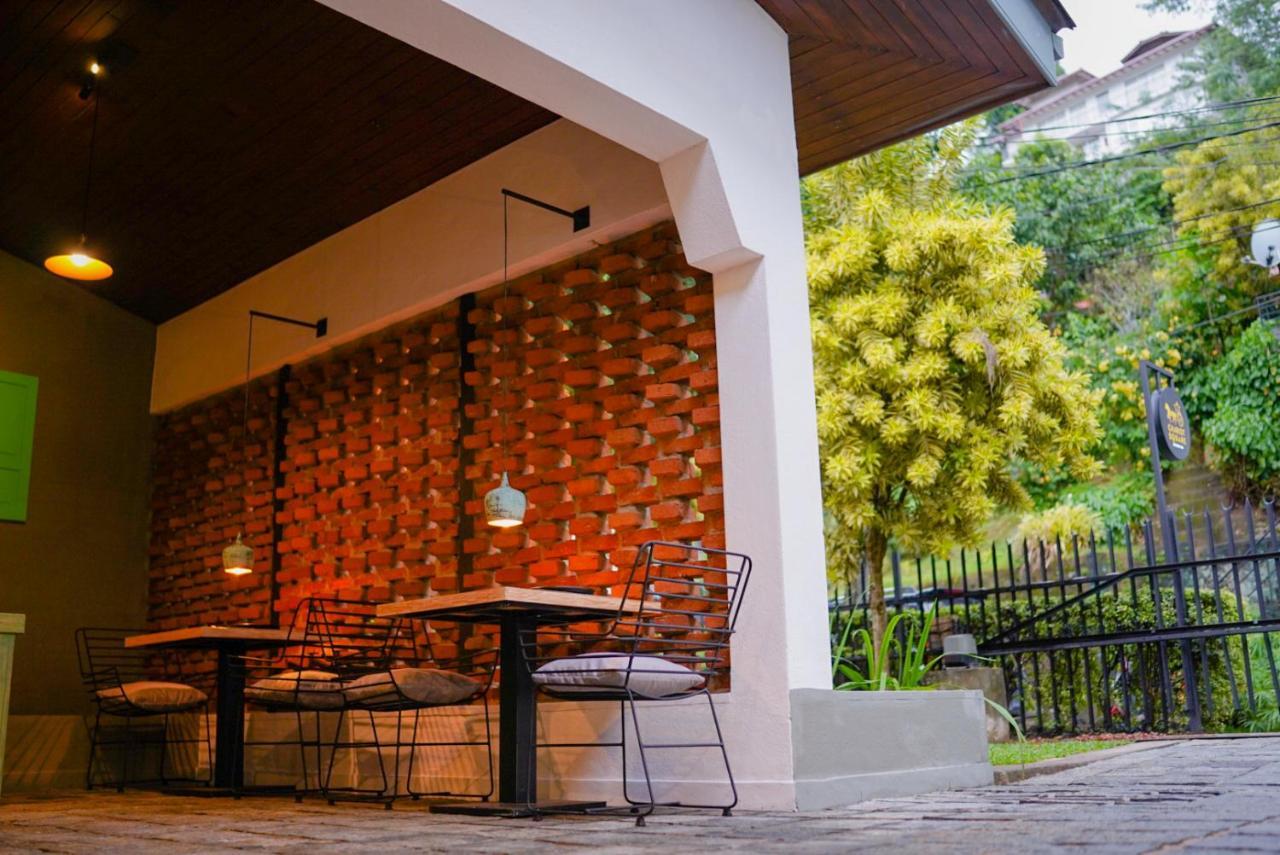 Hotel Chariot Square Kandy Esterno foto